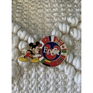 Vintage Walt Disney World EPCOT Mickey Mouse World Flags Pin RARE 2006